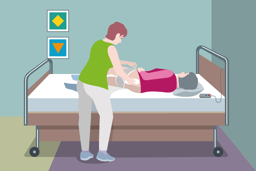 Illustration zweier Frauen. Die eine liegt dem Betrachter abgewandt auf der rechten Seite im Bett. Die neben dem Bett stehende Frau zieht ihr eine Netzhose auf der linken Seite herauf.