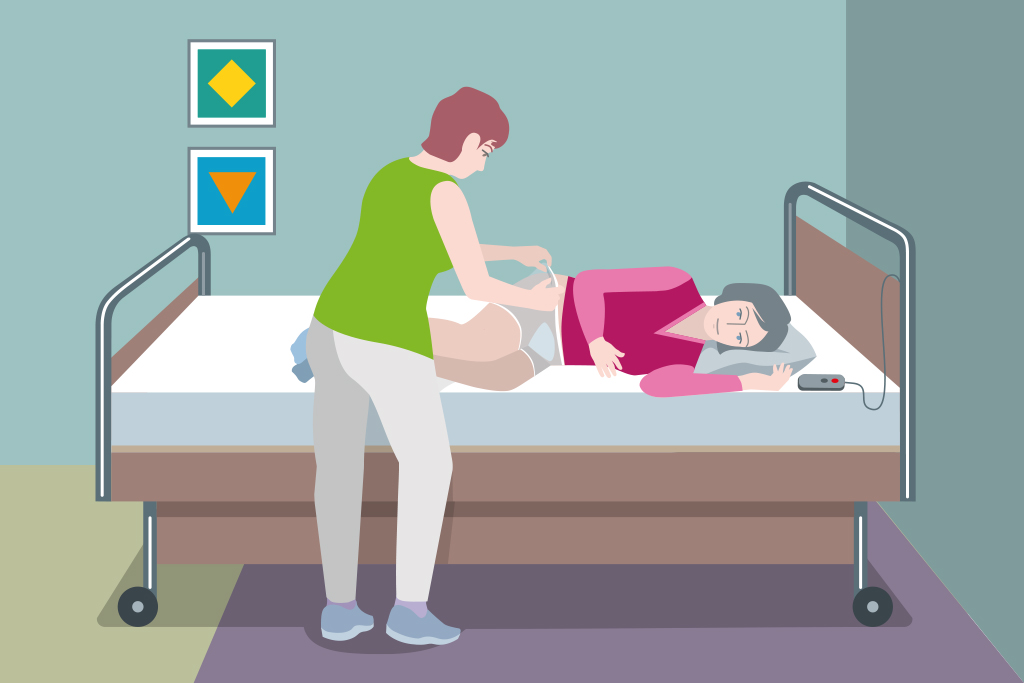 Illustration zweier Frauen. Die eine liegt dem Betrachter zugewandt auf der linken Seite im Bett. Die neben dem Bett stehende Frau zieht ihr das Bündchen der Netzhose auf der rechten Seite herauf.