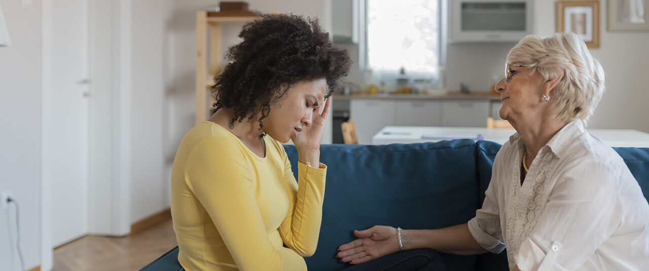 Eine ältere Dame und eine jüngere Frau befinden sich im Streitgespräch.