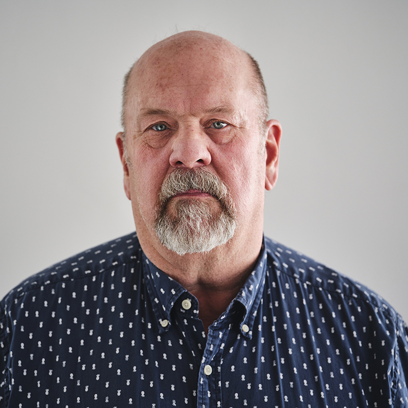 Ein älterer Herr mit ernstem Gesichtsausdruck.