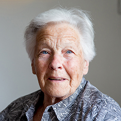 Portraitfoto einer alten Frau mit weißem Haar.